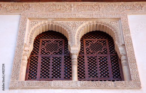 fenster im nasriden palast  alhambra