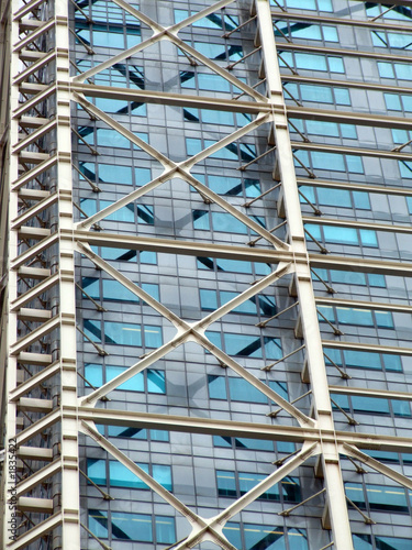 steel and glass skyscraper © Tupungato