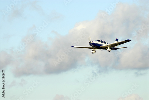 avion dans les nuages