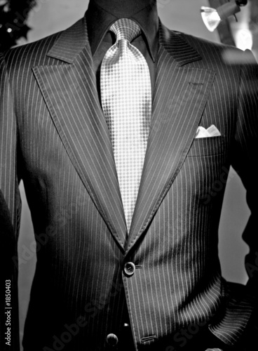Fotografiet mannequin masculin en costard et cravate
