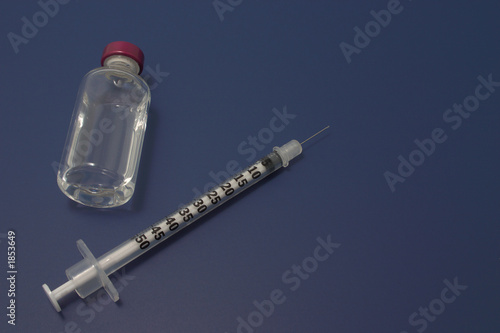 Фотография vial of insulin and syringe
