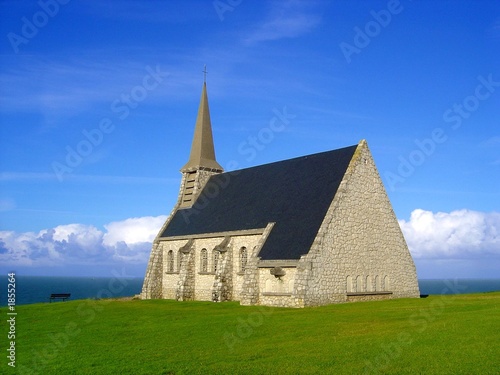 la petite chapelle sur la mer