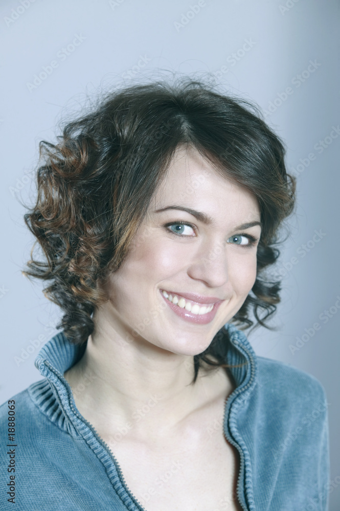 portrait de jeune femme en studio portrait de jeune femme en studio