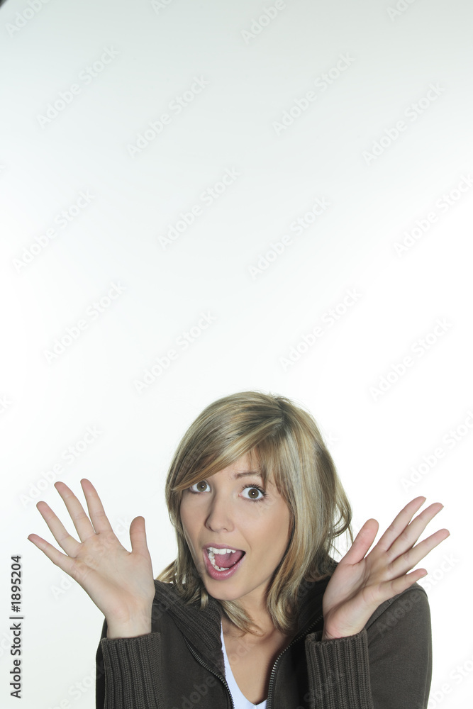 jeune femme souriante et expressive jeune femme souriante et expressive