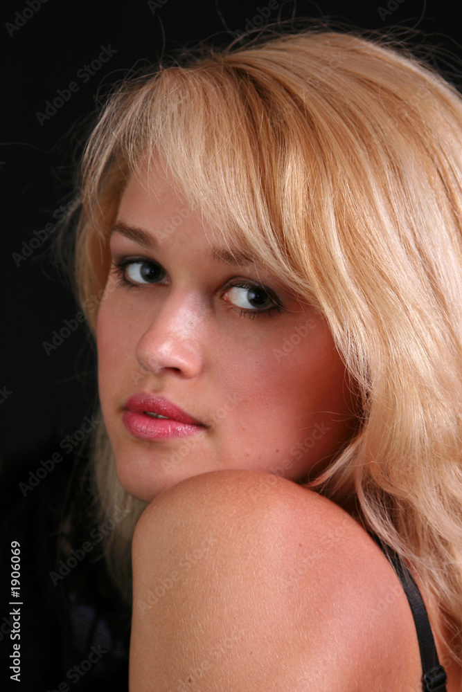Naklejka premium model kiba elena