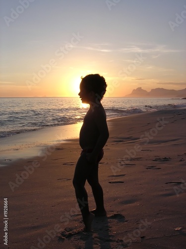 kid on the beach in silhouette © Elder Salles
