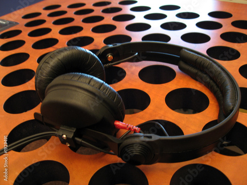 casque audio sur table