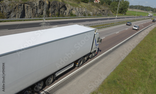 Φωτογραφία speeding truck