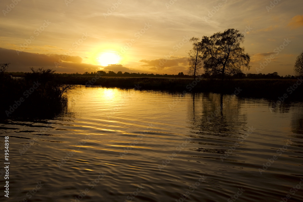 Obraz premium sunset on the riverbank