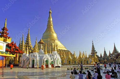 Fotografia myanmar, yangon: shwedagon pagoda, one of the most impressive pa