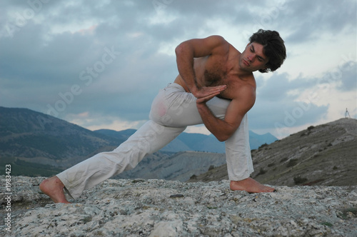 hatha-yoga: parivrita parshvakonasana photo