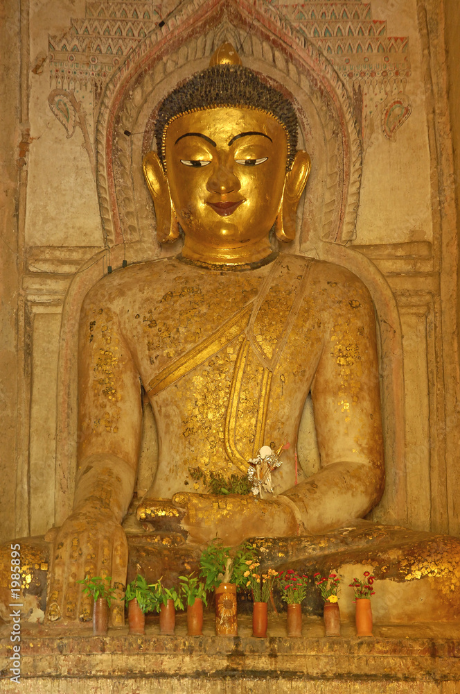 Fototapeta premium myanmar, bagan: statue in a pagoda