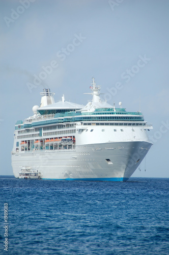 Fototapeta Naklejka Na Ścianę i Meble -  modern white cruise ship