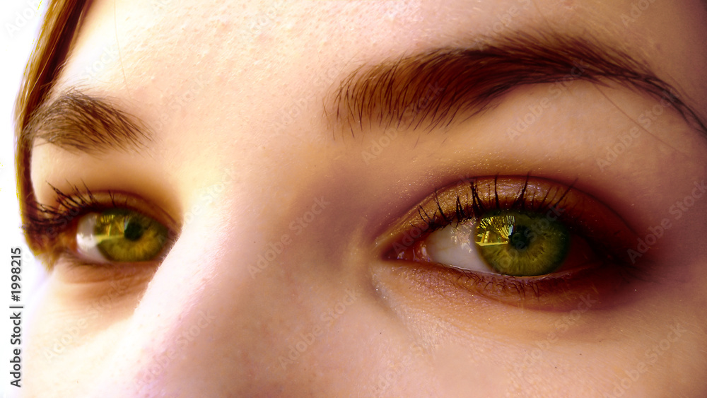 Naklejka premium yeux jaune or de femme sexy maquillée couleur