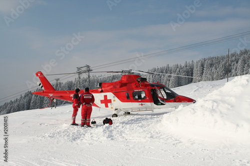 rettungseinsatz mit hubschrauber im winter photo