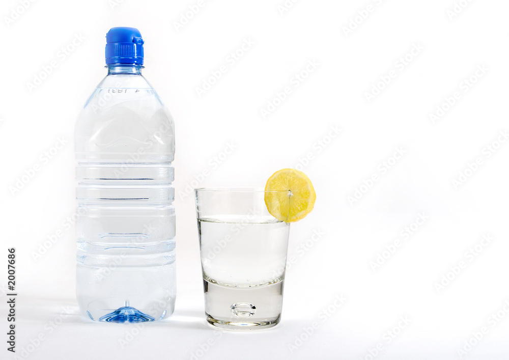 Fotografie water with a slice of lemon