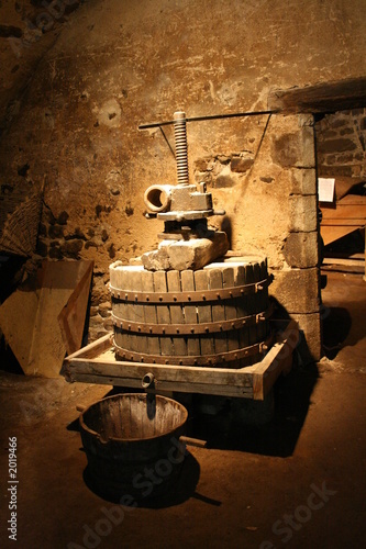 Bild auf Leinwand pressoir dans une cave