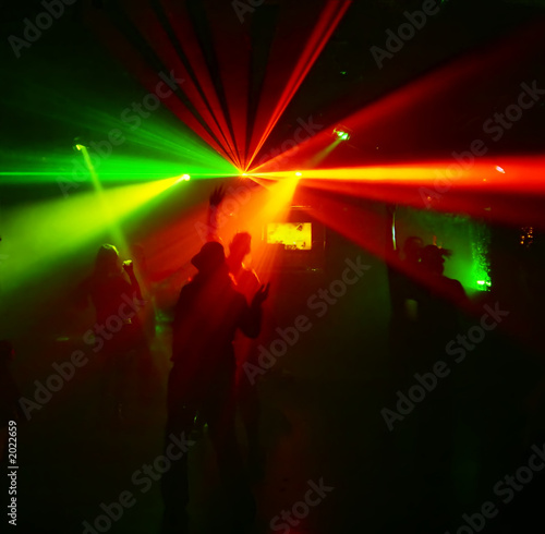 tanzende menschen im grün/rotem laserlicht