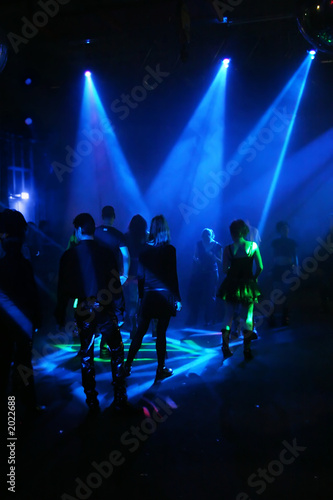 silhouetten von tanzenden menschen