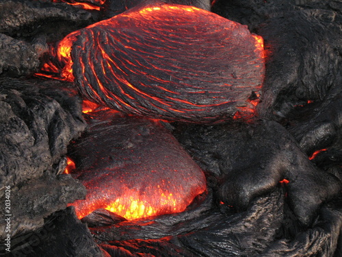 coulée de lave en fusion