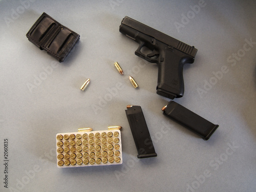 pistolet et munitions