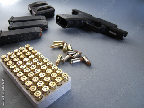 pistolet et munitions