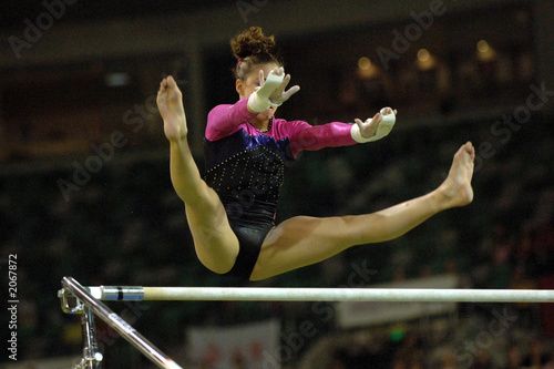 gymanast uneven bars 02