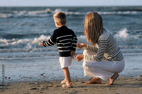 mère enfant/ bord de mer