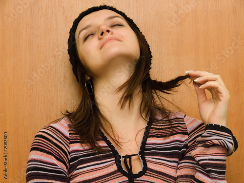 Foto holding hair and smiling