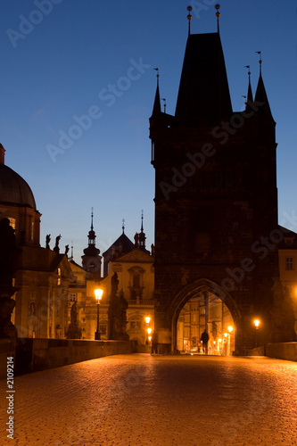 Konstfotografi walking on charles bridge