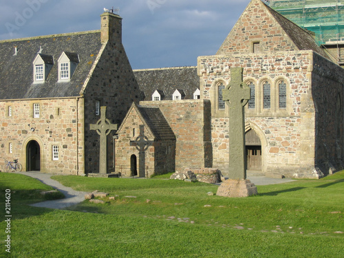 Fototapeta celtic cross and iona abbey