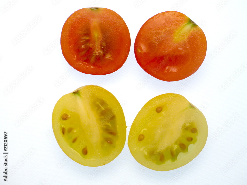 frische rote und gelbe Cherrytomaten, halbe Stücke freigestellt auf weißem Hintergrund frische rote und gelbe Cherrytomaten, halbe Stücke freigestellt auf weißem Hintergrund