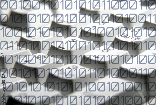 données binaires sur fond de clavier numérique