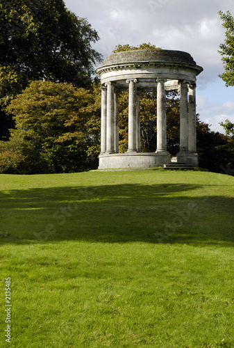 Slika na platnu neoclassical ornamental structure in country estat