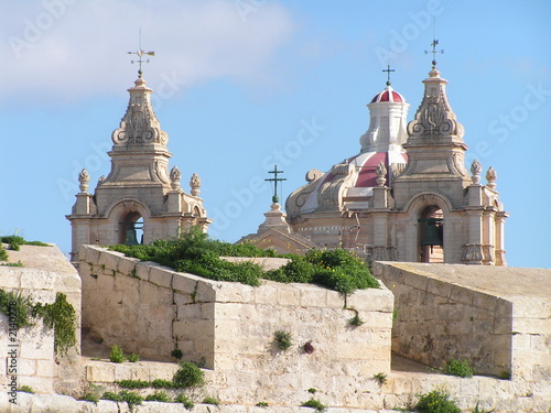 festungsmauer und kirche von mdina, malta photo