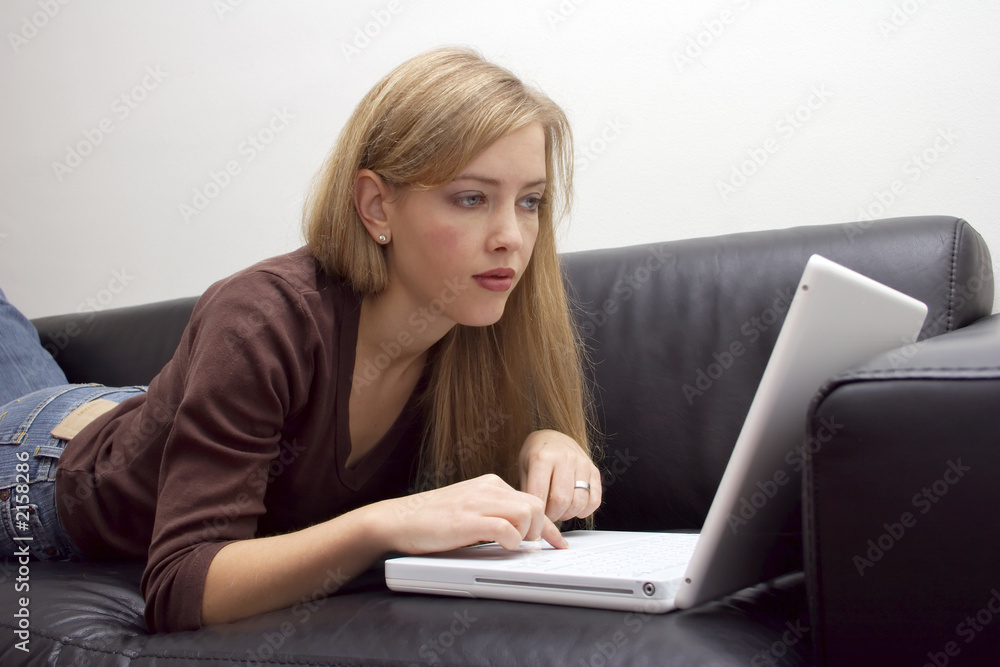 frau auf sofa mit notebook frau auf sofa mit notebook