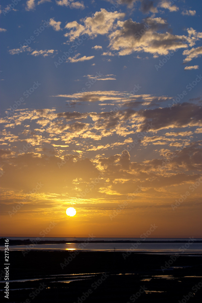 Obraz premium atardecer sobre la bahía de cádiz