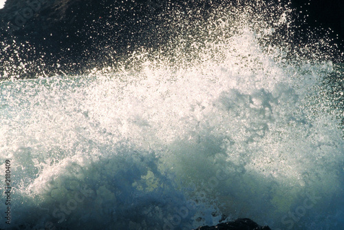 vague sur rocher avec une gerbe d'écume photo