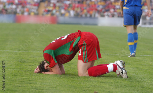 the football player is afflicted by a miss by a gate