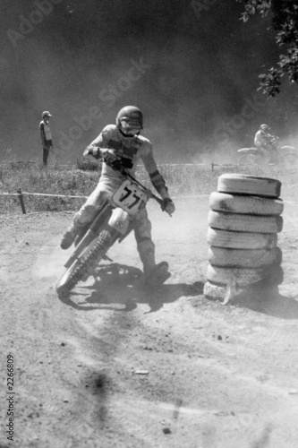 Motocross-Motorrad in schräger Kurvenlage photo