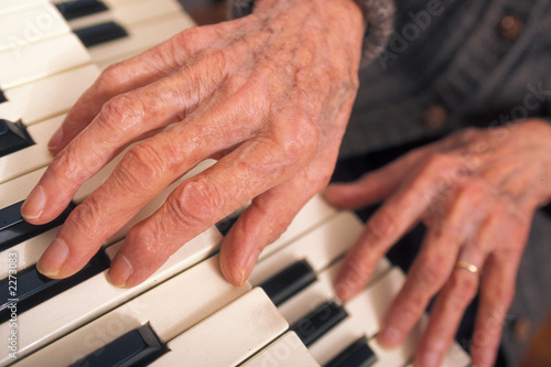 mani di donna anziana su tastiera photo