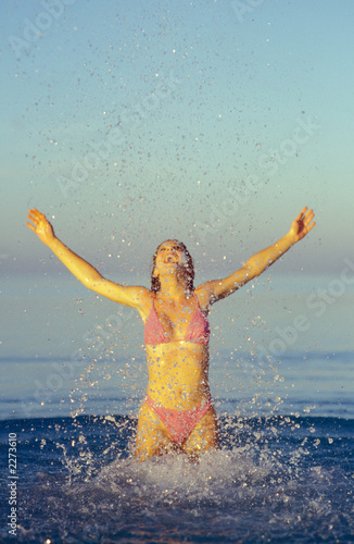 ragazza salta nel mare © Dario