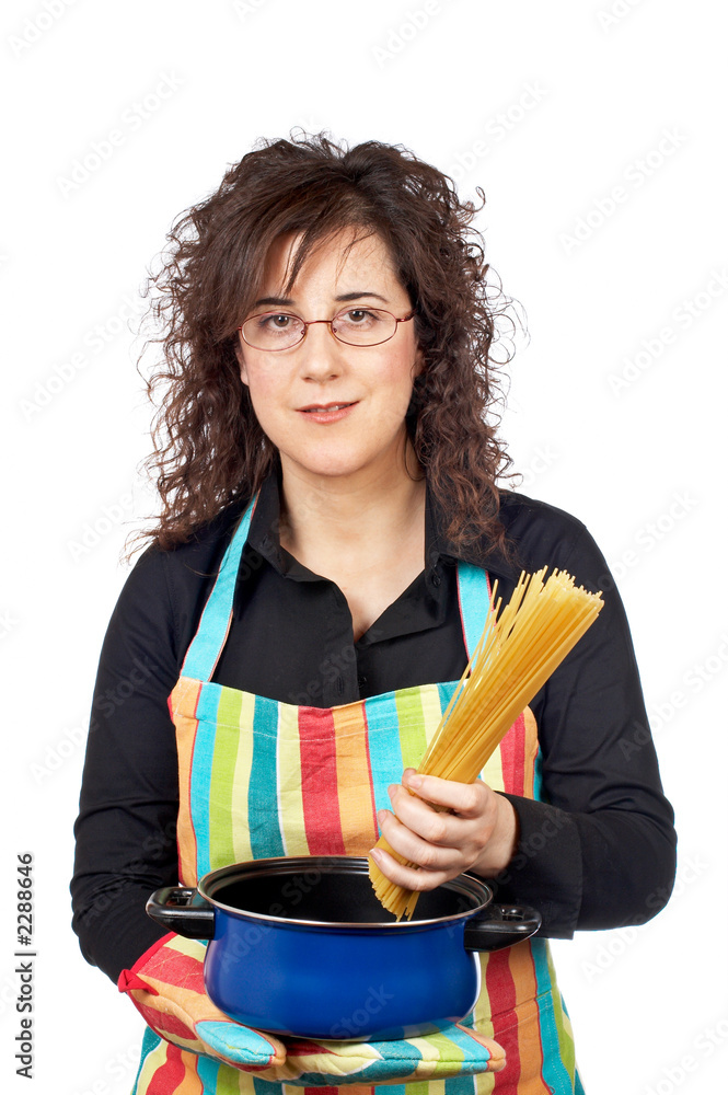housewife who introduces a spaghetti in the pan housewife who introduces a spaghetti in the pan