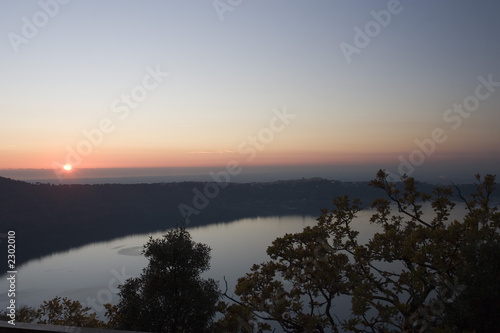 tramonto sul lago di castel gandolfo