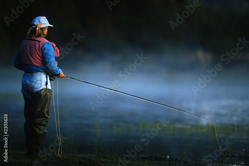 Fototapet fly fishing woman 01