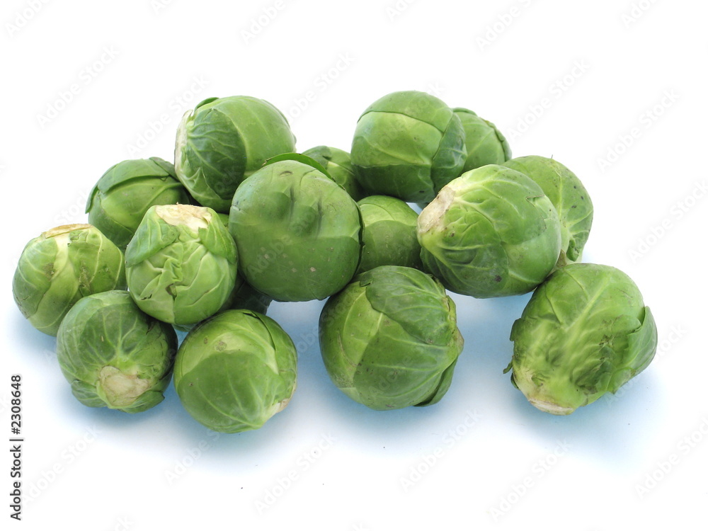 frische Rosenkohl, freigestellt auf weißem Hintergrund