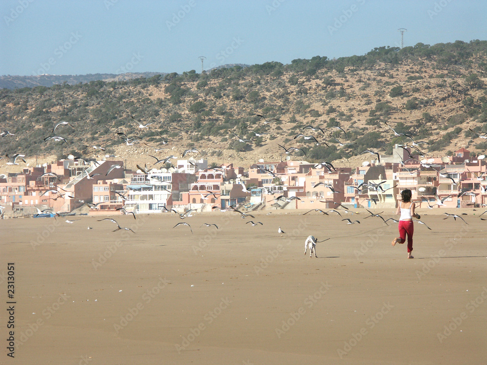 en courant sur la plage