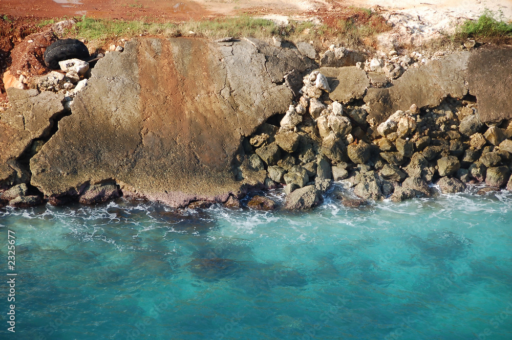 Obraz premium rugged coastline under bright sun