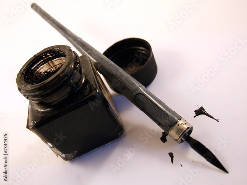 photo d'une plume et  de l'encre