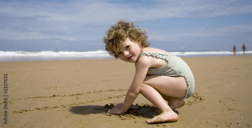 fillette jouant dans le sable